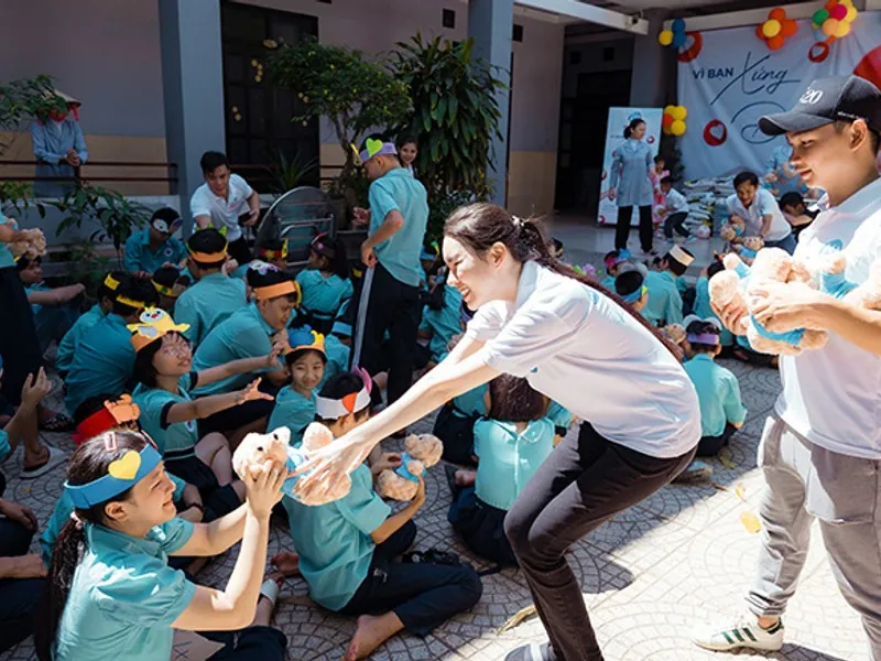 Khán giả hâm mộ đang theo dõi một trận đấu thể thao điện tử lớn, thể hiện sự phổ biến của Esports và cá cược J88